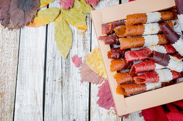 Molte varietà di frutta pastiglia rotola in confezione regalo