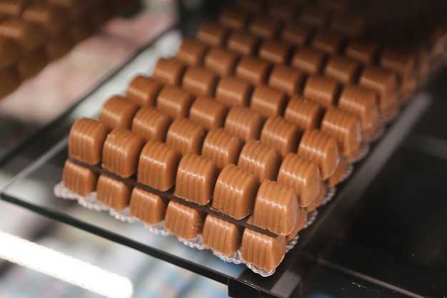 molte varietà di praline al cioccolato