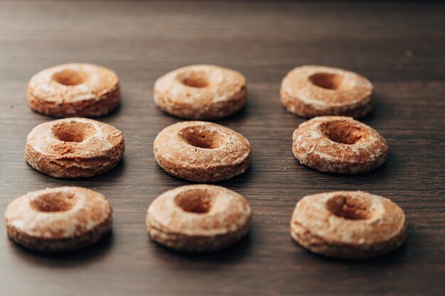 Molti bagel e pan di zenzero giacciono su un tavolo marrone