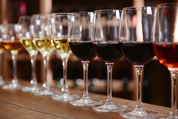 Molti bicchieri di vino diverso in fila sul bancone del bar
