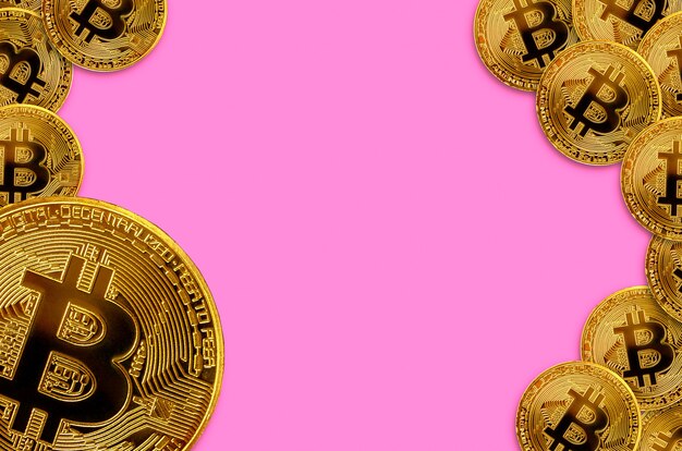 Molti bitcoin dorati con lo spazio della copia, fondo di concetto di estrazione mineraria di criptovaluta