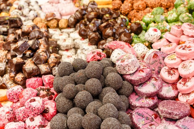 Molti colorati deliziosi dolci caramelle close-up a una festa per bambini