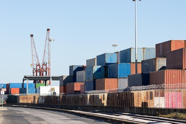 Molti container colorati nel porto marittimo