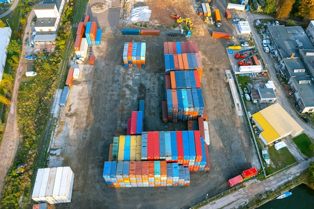 Molti container di spedizione visti dall'alto