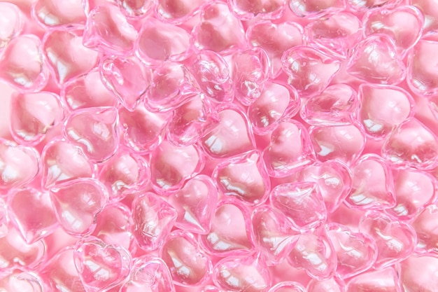Molti cuori rosa isolati su sfondo rosa pastello