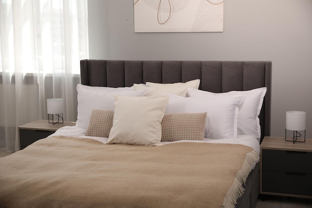 Molti cuscini e coperte bianche e morbide sul letto all'interno