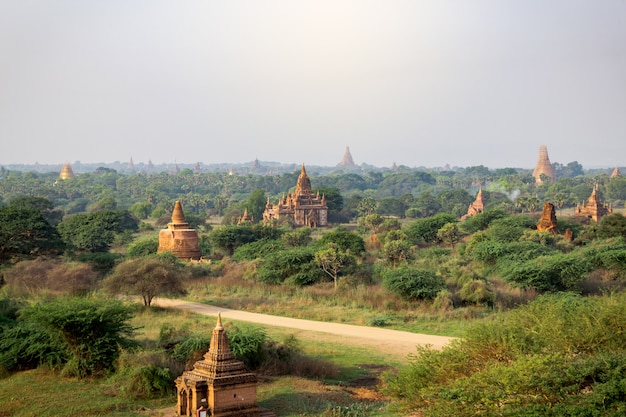 molti dei templi di Bagan in Myanmar