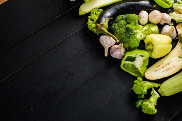 Molti differenti di verdure mature verdi su fondo di legno. Copia spazio