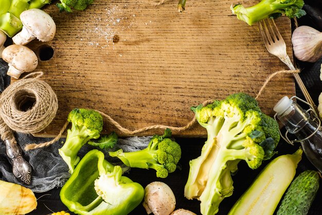 Molti differenti di verdure mature verdi su fondo di legno. Copia spazio