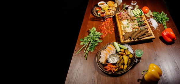 Molti diversi deliziosi piatti sul tavolo. Vari snack e antipasti sul tavolo. Menu del ristorante.