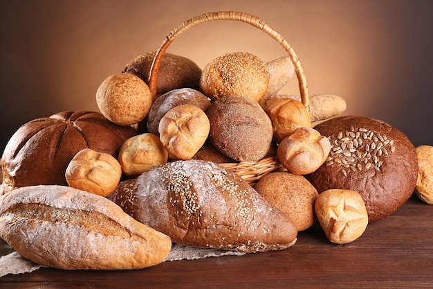 Molti diversi tipi di pane su una tavola di legno