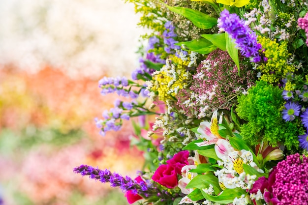 Molti fiori colorati in un bouquet