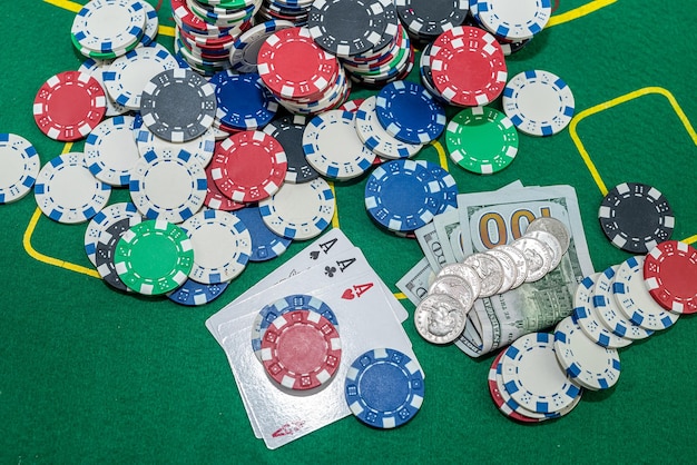 Molti gettoni colorati di carte e dollari sono sparsi per il poker. Amore per giocare a poker