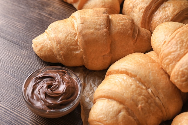 Molti gustosi croissant e pasta di cioccolato sul tavolo