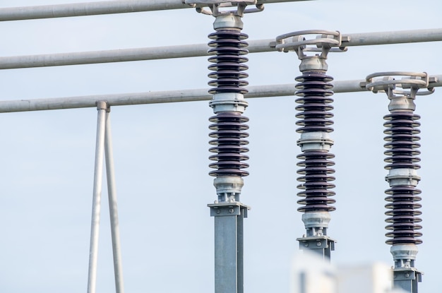 Molti isolatori elettrici ad alta tensione nella sottostazione elettrica Fornitura di energia alla comunità