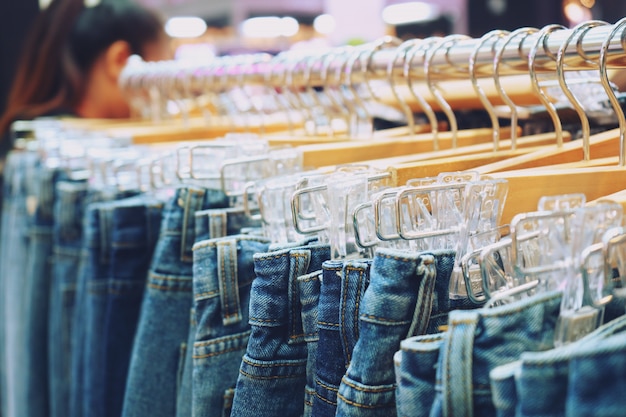 Molti jeans appesi a un rack in un negozio