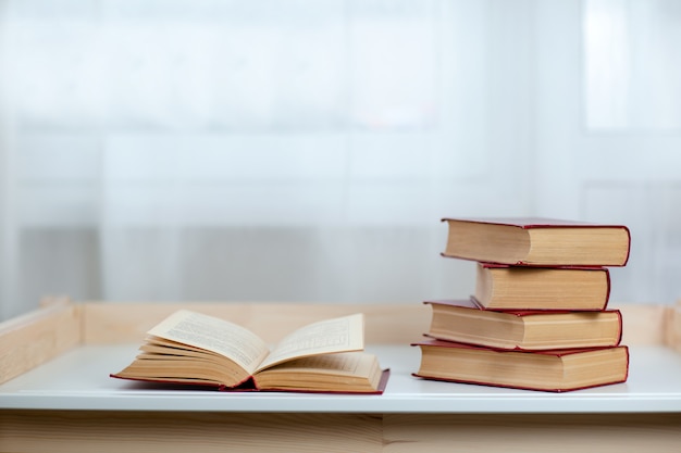 Molti libri sul tavolo bianco, educazione da casa.