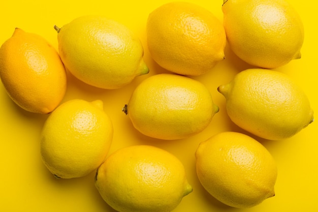 Molti limoni freschi maturi come sfondo colorato vista dall'alto Elegante sfondo di fette di limone e limone Vista dall'alto laici piatta