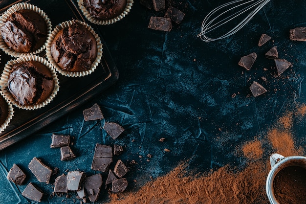 Molti muffin al cioccolato su sfondo nero,