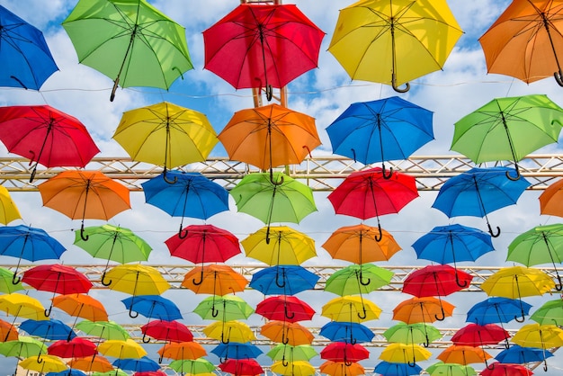 Molti ombrelli colorano il cielo