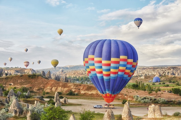 Molti palloncini colorati decollano nel cielo