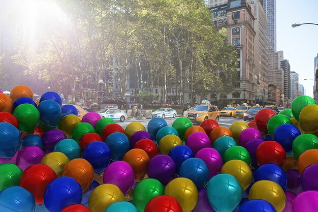 Molti palloncini colorati in strada