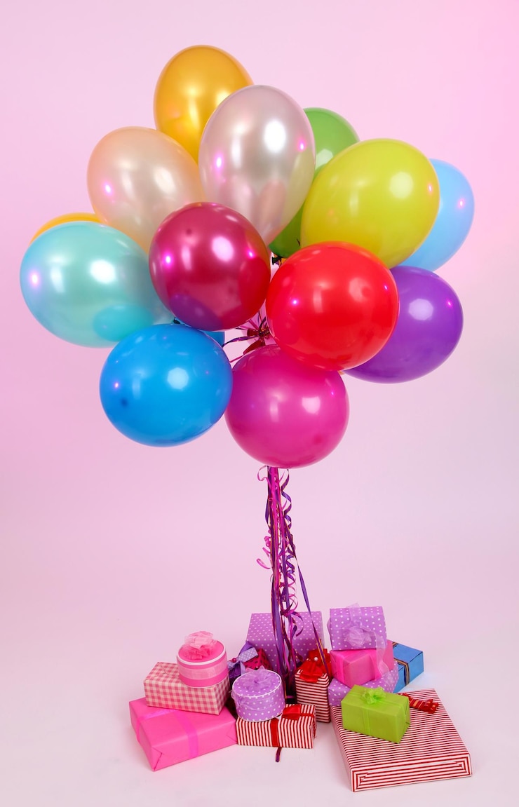 Foto molti palloncini luminosi e molti regali su uno sfondo chiaro