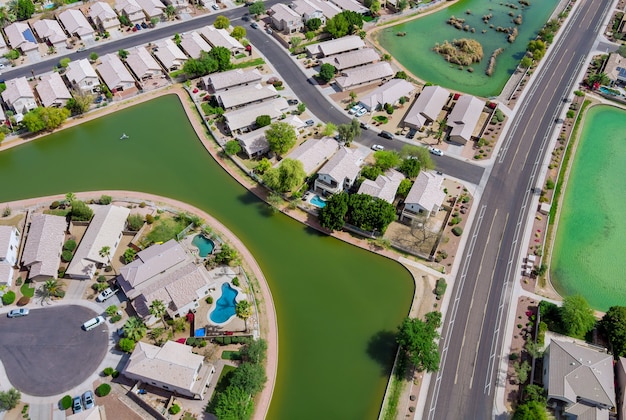 Molti piccoli stagni vicino alla piccola città di Avondale una vista che domina il deserto vicino alla capitale dello stato Phoenix Arizona USA