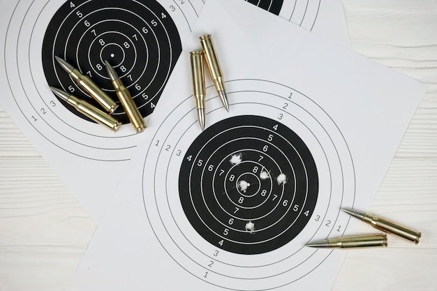 Molti proiettili sui bersagli di tiro sul tavolo bianco nel poligono del poligono di tiro Formazione per mirare e sparare