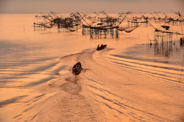 Molti quadrati dip net durante l'alba a Pakpra, Phatthalung, Thailandia