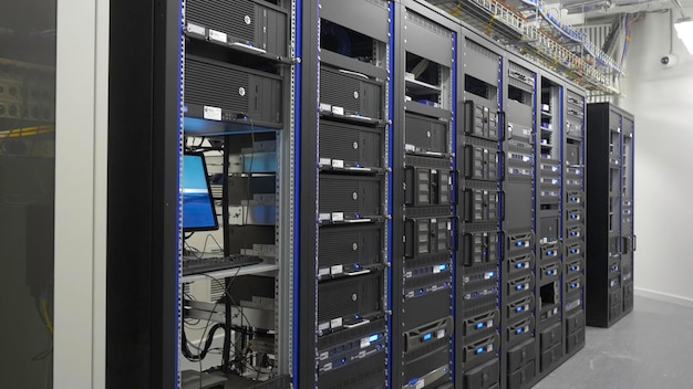 Molti server potenti in esecuzione nella sala server del data center molti server in un data center molti