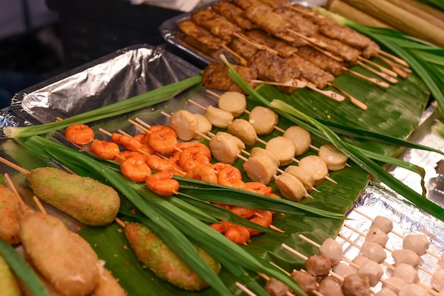 Molti snack e frutti di mare nel mercato notturno vietnamita nel festival del cibo