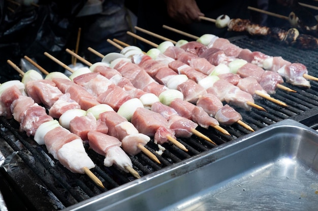 Molti spiedini arrostiti al barbecue