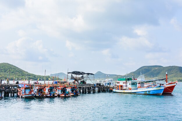 molti tipi e dimensioni del parcheggio della barca sul porto, Golfo della Thailandia