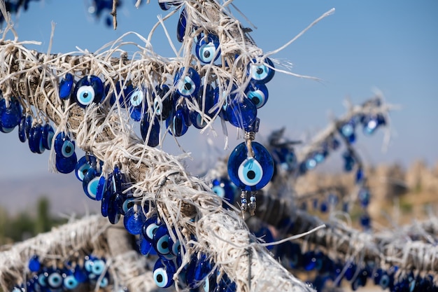 Molti tradizionali amuleti di perline turchi Evil Eye sull'albero nazar boncuk da vetro blu