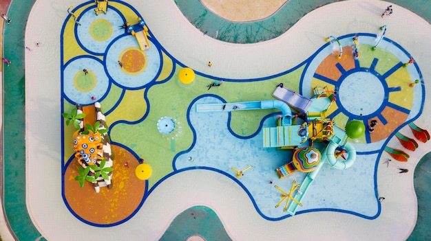 Molti turisti si divertono nel parco acquatico