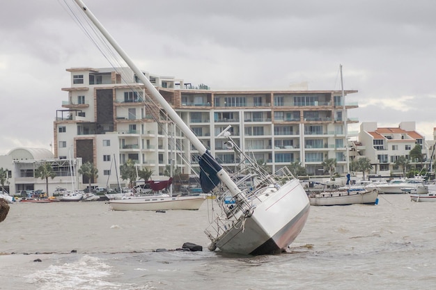 Molti yacht bloccati sul malecon di La Paz dopo il passaggio dell'uragano Norma nell'ottobre 2023 Baja California Sur