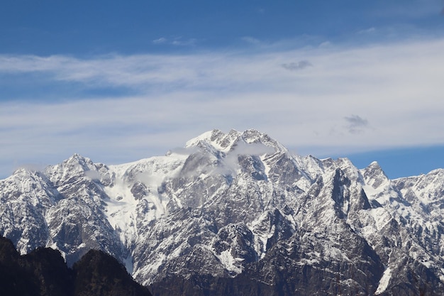 Molto bella vista delle montagne innevate di Auli Ukkarakhand India