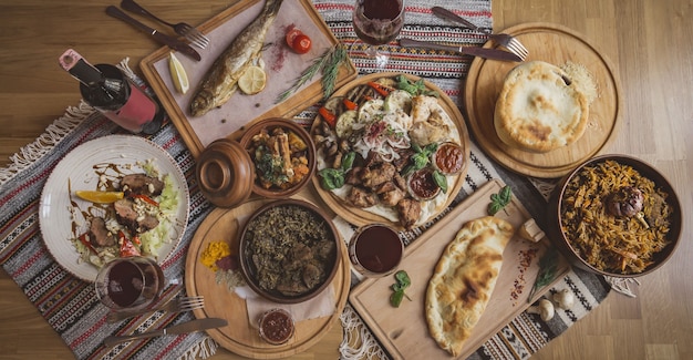 Molto cibo sul tavolo di legno. Cucina georgiana. Piatti khinkali e georgiani