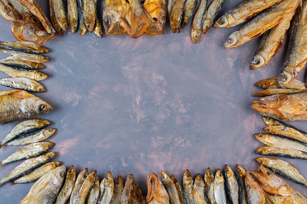 Molto pesce salato essiccato sulla superficie del marmo