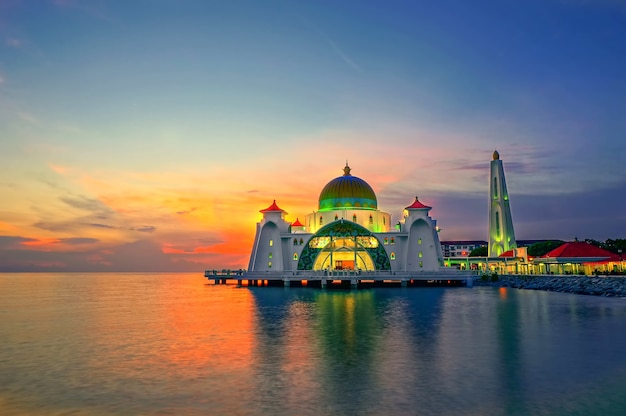 Momenti del tramonto alla Moschea dello Stretto di Malacca (Masjid Selat Melaka), è una moschea situata sull'isola artificiale di Malacca vicino alla città di Malacca, Malesia