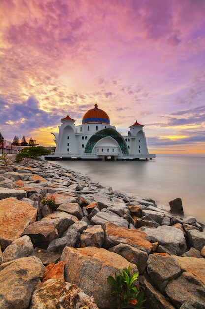 Momenti di alba alla moschea dello stretto di Malacca (Masjid Selat Melaka), è una moschea situata sull'isola artificiale di Malacca vicino alla città di Malacca, in Malesia