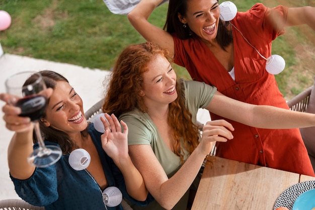 Momenti di celebrazione delle amiche