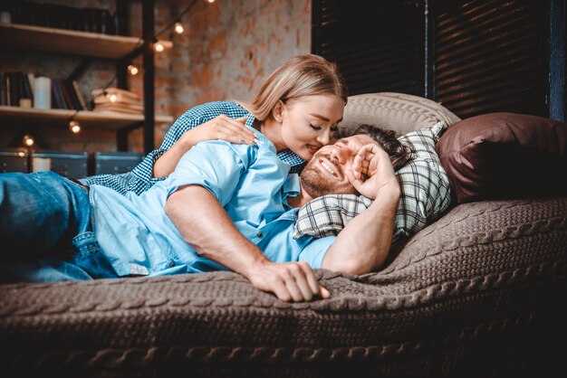 Momenti di coppia in camera da letto. Vita domestica a casa