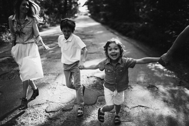 Momenti di famiglia felici con i figli dei bambini in una foresta