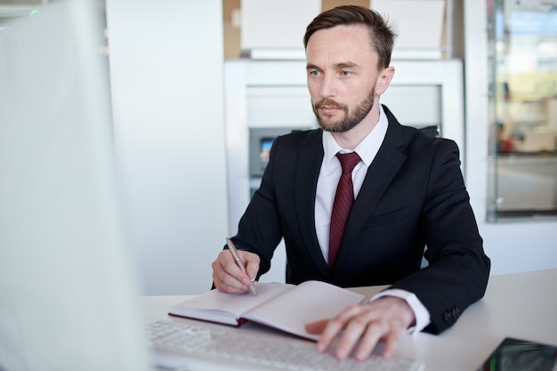 Momenti di lavoro in ufficio