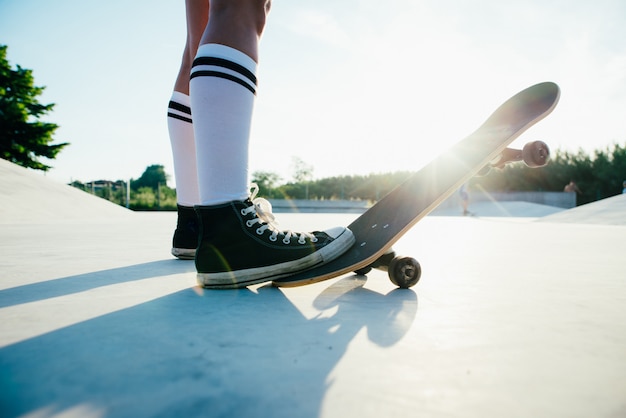 Momenti di lifestyle di bella ragazza skater in uno skatepark