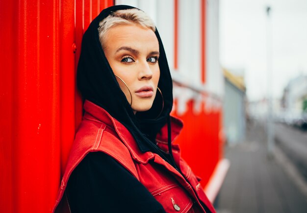 Momenti di stile di vita islandese bella donna a Reykjavik