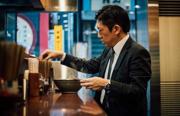 Momenti di uomo d'affari senior per le strade di Tokyo