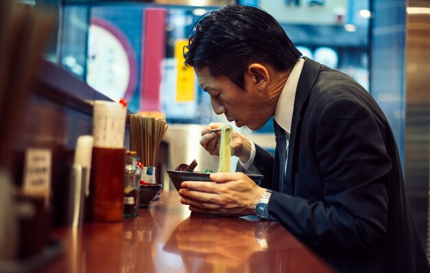 Momenti di uomo d'affari senior per le strade di Tokyo